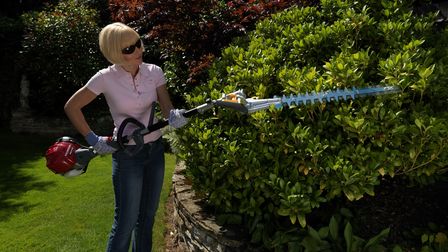 Modell in Gartenumgebung.