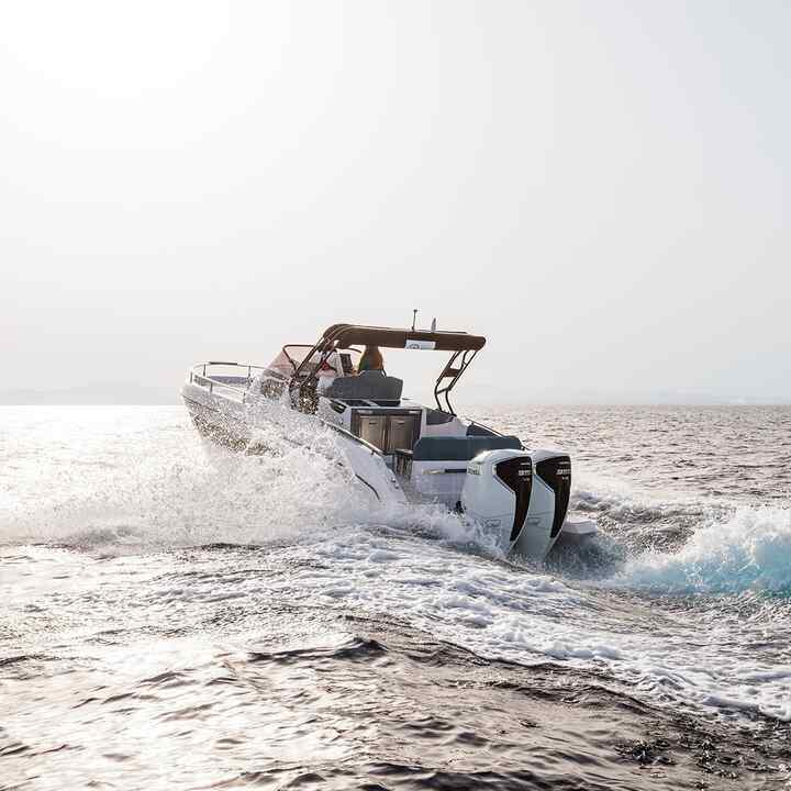 Zwei Modelle fahren Boot im Meer mit dem Honda BF350 v8-Motor.