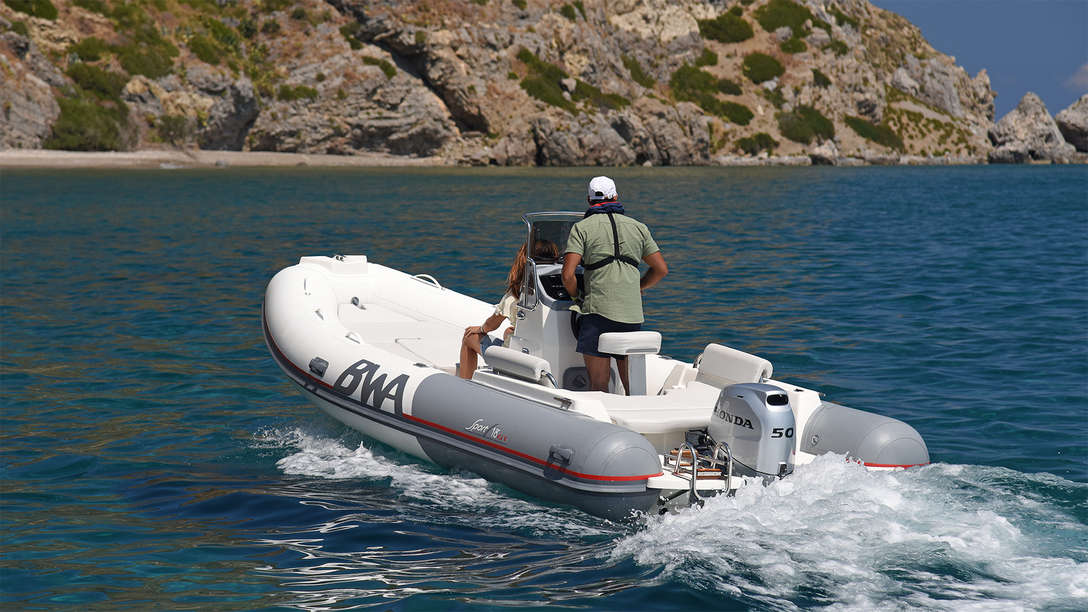 Boot mit BF50-Motor, Einsatz nach Modell, an der Küste