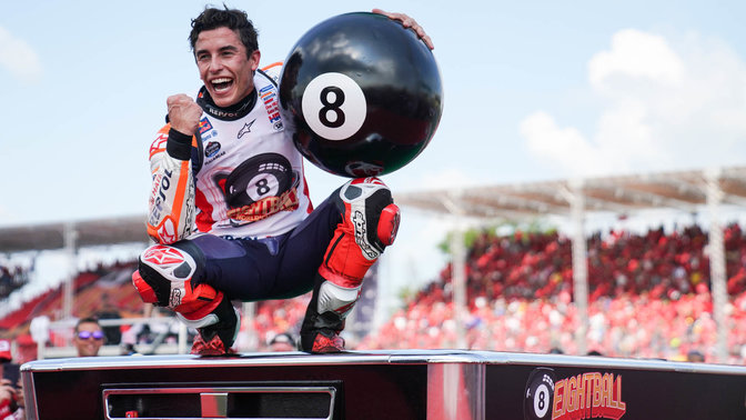 Honda MotoGP-Fahrer Marc Marquez feiert den Rennsieg.