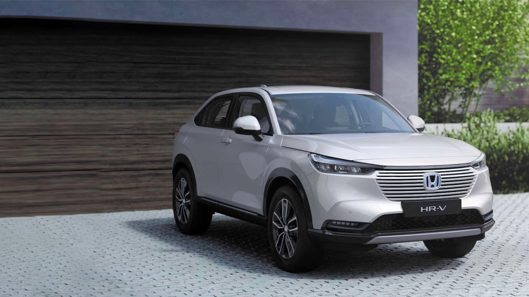 Honda HR-V, Frontansicht, in einer Einfahrt abgestellt.