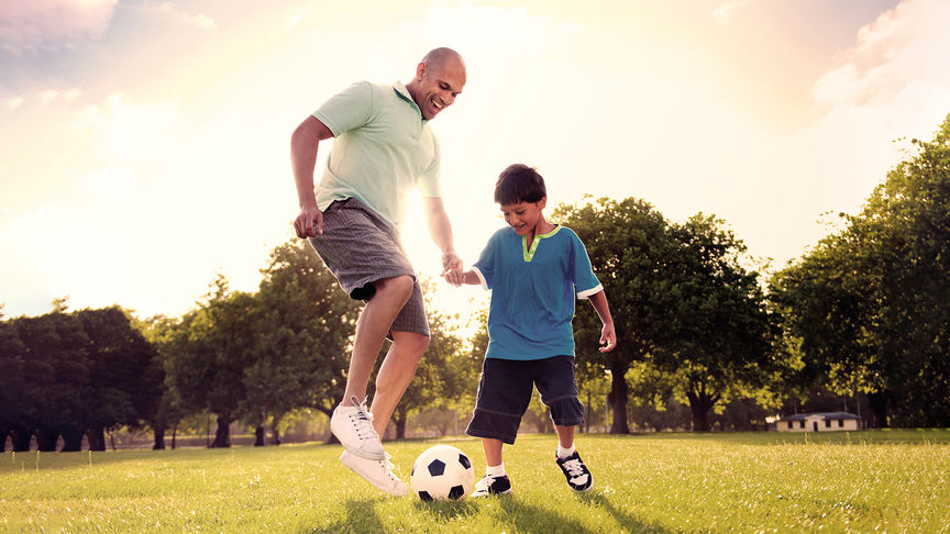 Vater und Sohn beim Spielen