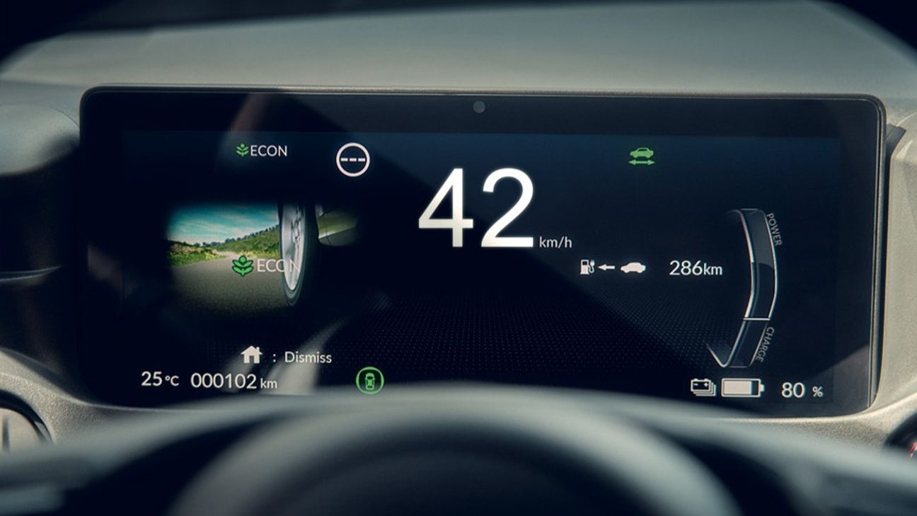 Armaturenbrett eines Elektroautos mit Anzeige der Reichweite