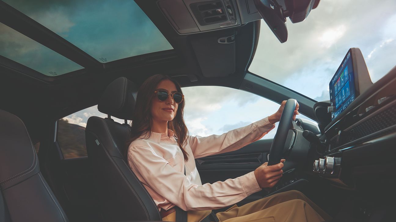 Frau auf dem Fahrersitz eines Honda Autos