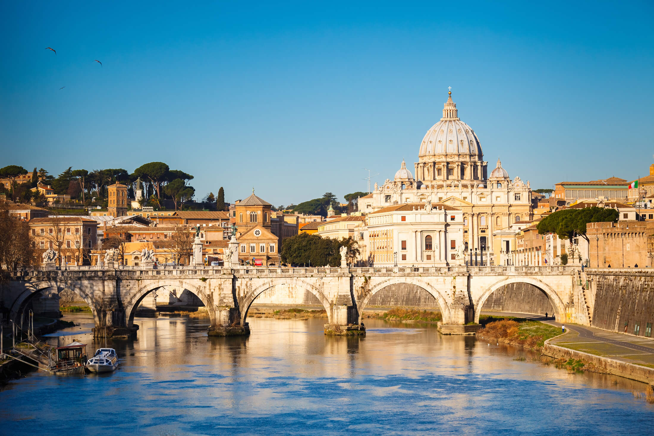 Blick über den Tiber auf den Petersdom in Rom, Italien
