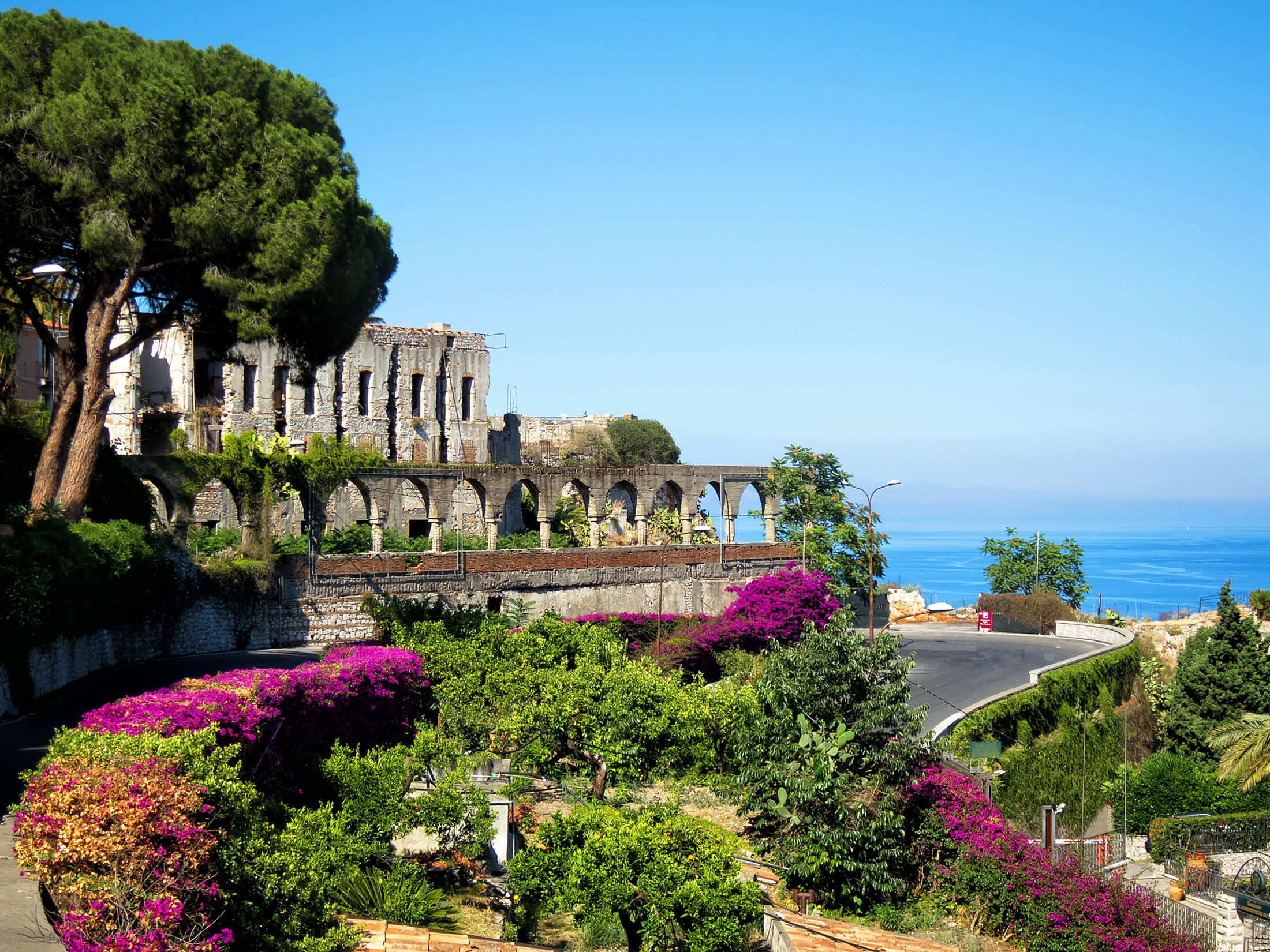 Farbenprächtiger Garten in der Nähe eines alten Gebäudes auf Sizilien, Italien