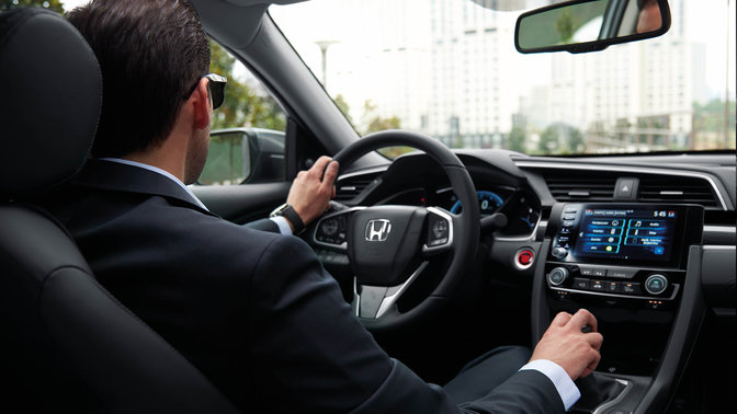 Innenraum der Honda Civic Limousine mit Schaltgetriebe.