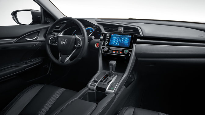 Nahaufnahme des Automatikgetriebes der Honda Civic Limousine.