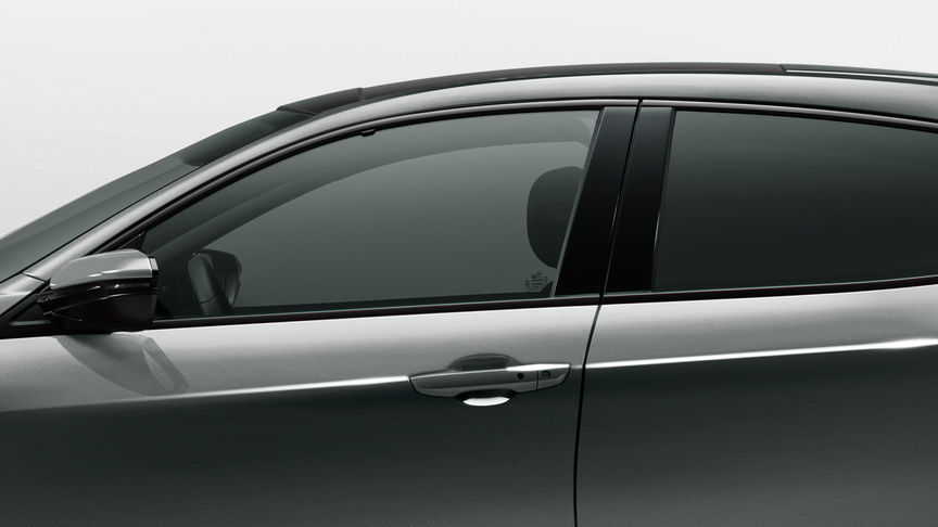 Honda Civic, Seitenansicht von links, Nahaufnahme von Windschutz- und Heckscheibe.