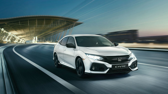Honda Civic Dynamic in 3/4-Frontansicht bei der Fahrt durch die Stadt.
