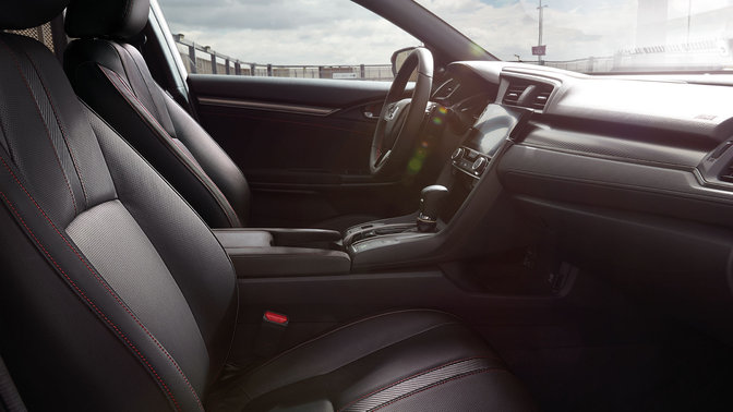 Seitenansicht des Honda Civic Dynamic-Innenraums.
