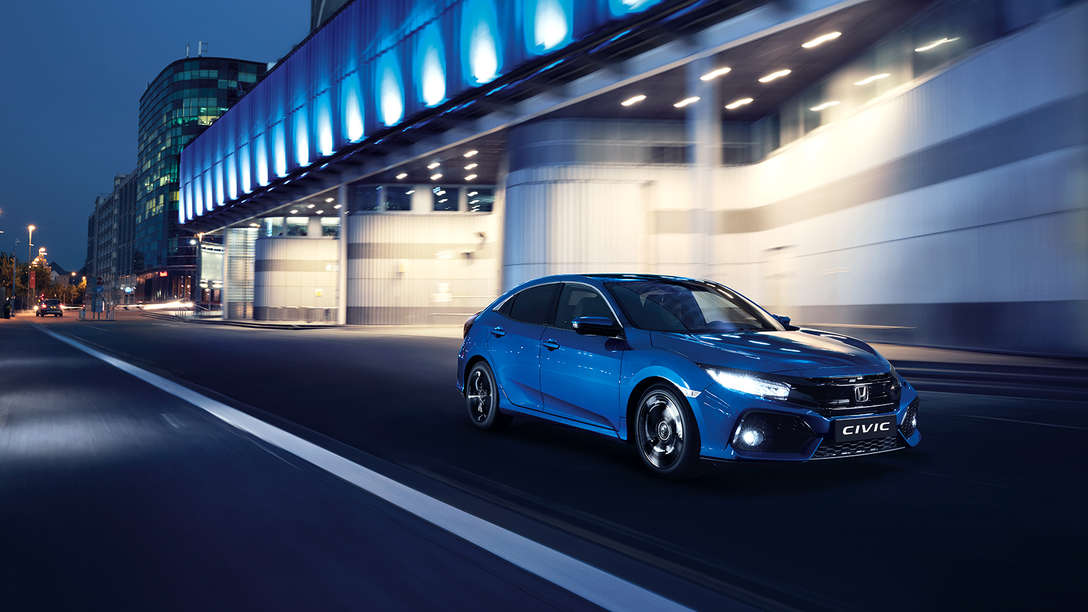 Honda Civic in 3/4-Frontansicht. In der Stadt.