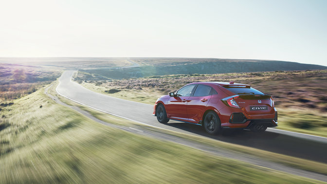 Honda Civic in 3/4-Heckansicht. Ländliche Umgebung.