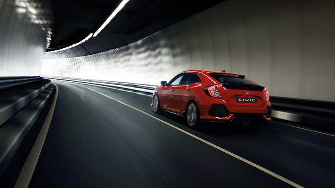 Honda Civic in 3/4-Heckansicht bei der Fahrt durch einen Tunnel.