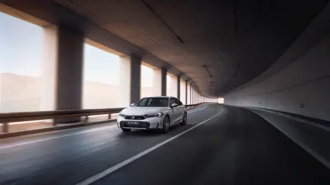 Civic-Hybrid-Fahrzeug fährt durch eine Straßenumgebung.
