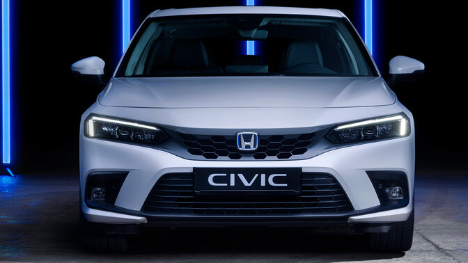 Nahaufnahme der Honda Civic e:HEV-Logo am Heck des Fahrzeugs
