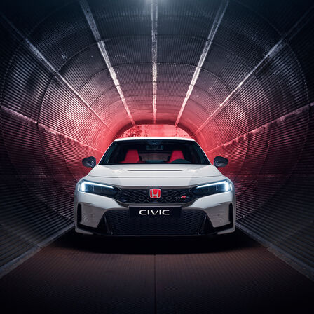 Frontansicht eines Honda Civic Type R, abgestellt in einem Tunnel 