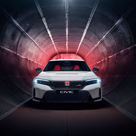 Frontansicht eines Honda Civic Type R, abgestellt in einem Tunnel