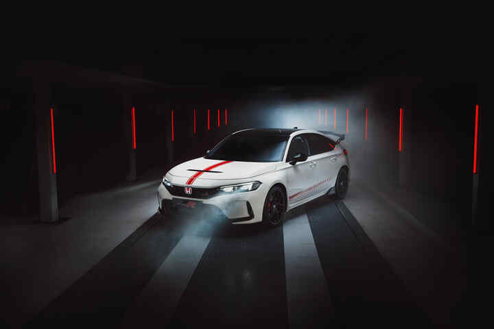 Frontansicht eines Honda Civic Type R, der in einem Tunnel parkt. 