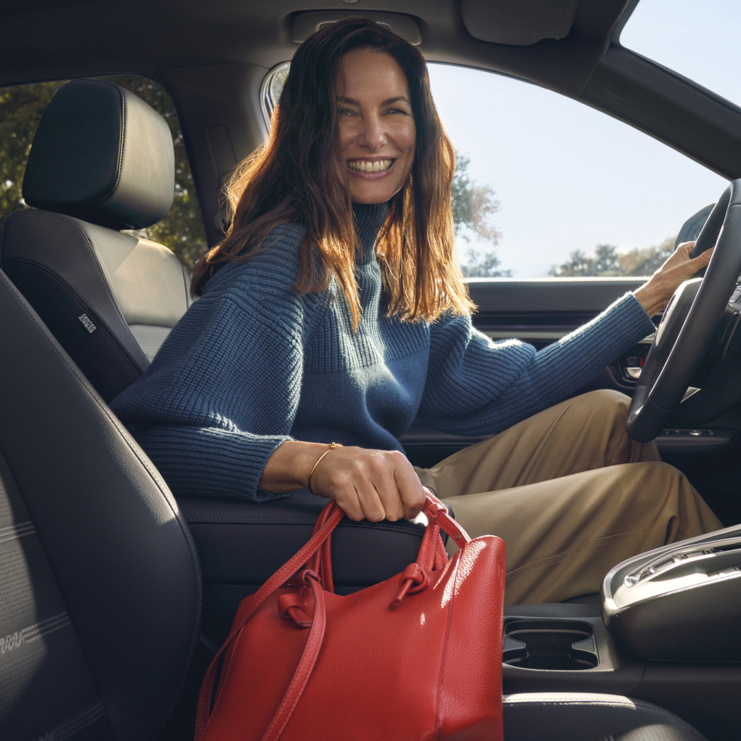 Honda CR-V Hybrid, Nahaufnahme des Innenraums mit dem Stauraum in der Armlehne.
