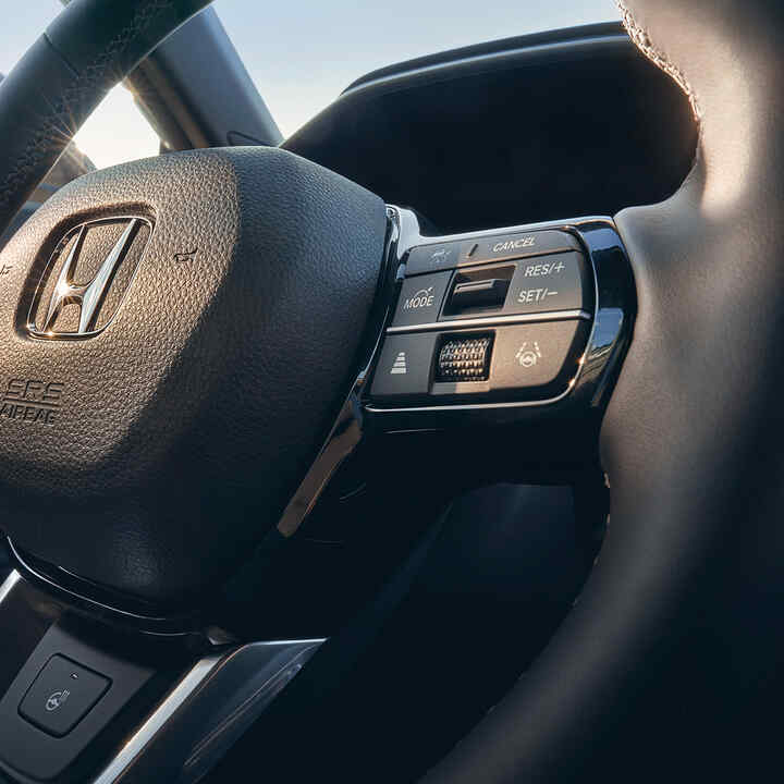 Honda CR-V Hybrid, Nahaufnahme des beheizten Lederlenkrads.