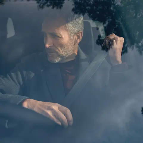 CR-V Hybrid SUV, Nahaufnahme eines Rads und der Fahrzeugseite, abgestellt mit Model.