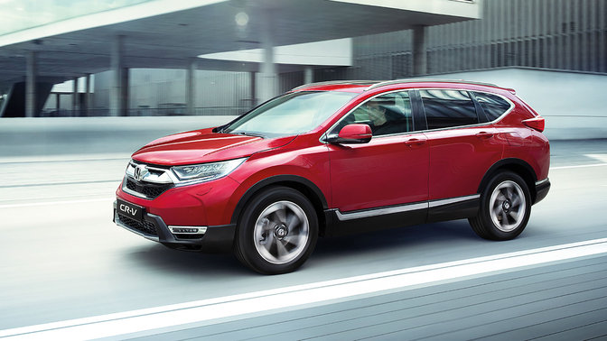 Honda CR-V in 3/4-Frontansicht in städtischer Umgebung.