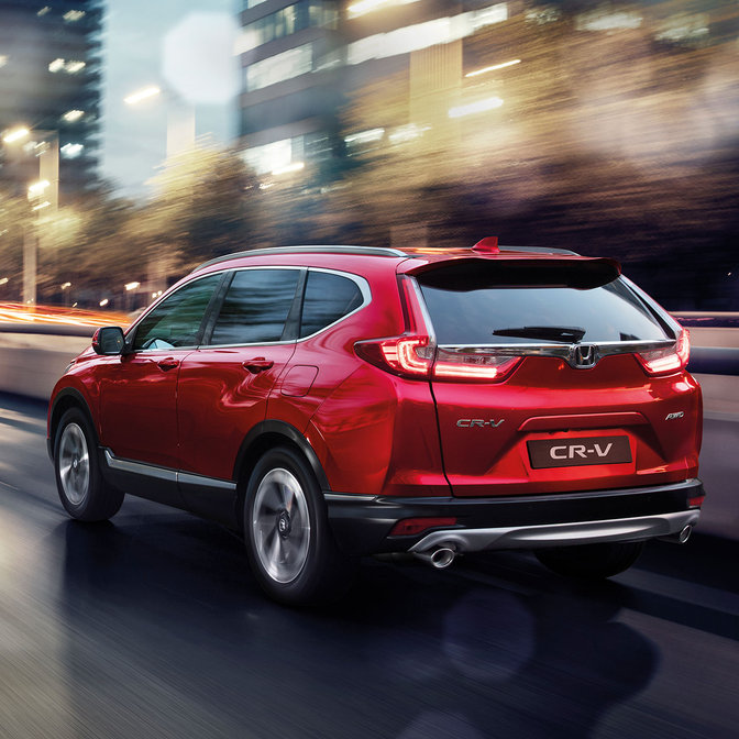 Honda CR-V in 3/4-Heckansicht, städtische Umgebung.