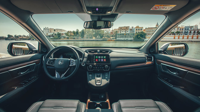 Honda CR-V Hybrid auf der Straße, Nahaufnahme des Armaturenbretts.