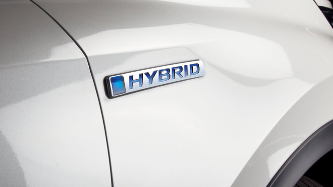 Honda CR-V Hybrid, Nahaufnahme des Logos von der Seite.