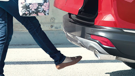 Honda CR-V Hybrid, Seitenansicht der Freihandöffnung des Kofferraums.
