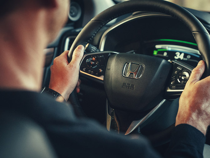 Honda CR-V Hybrid, 3/4-Nahaufnahme des Lenkrads von der Seite.