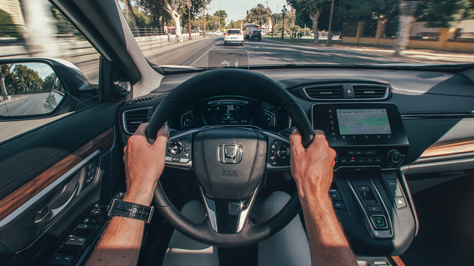 Honda CR-V Hybrid auf der Straße, Nahaufnahme des Innenraums.