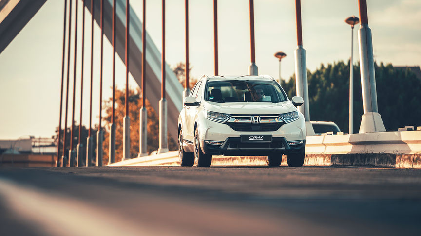Honda CR-V Hybrid, 3/4-Frontansicht auf der Straße.