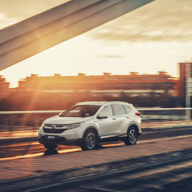Honda CR-V Hybrid, Seitenansicht auf der Straße.