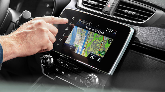 Nahaufnahme des Infotainmentsystems mit Touchscreen und 7-Zoll-Vollfarbdisplay