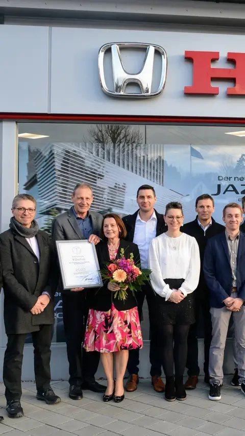 Gruppe von Händlern, die den Erhalt des Yūshū-Awards feiert. 