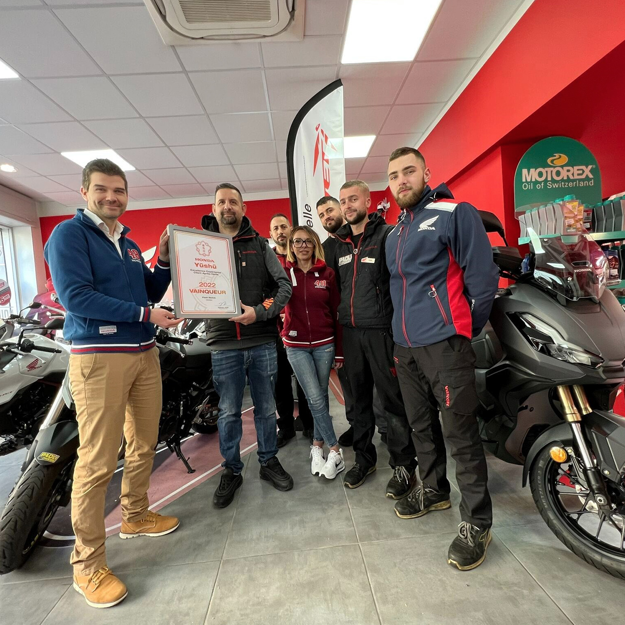 Honda Motorradhändler, die ihre Auszeichnung feiern.