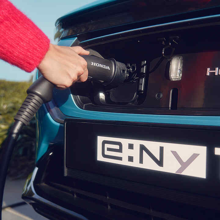 Honda e:Ny1, Nahaufnahme des verdeckten Ladeanschlusses. 