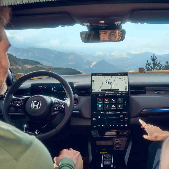 Honda e:Ny1, Nahaufnahme des Infotainmentsystems.