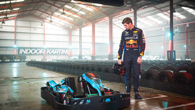 Max Verstappen mit einem Indoor-Gokart.