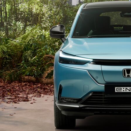 Nahaufnahme der Honda SENSING-Technologie des Honda e:Ny1.