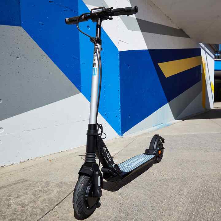 Honda eSymo vor einer bunten Wand