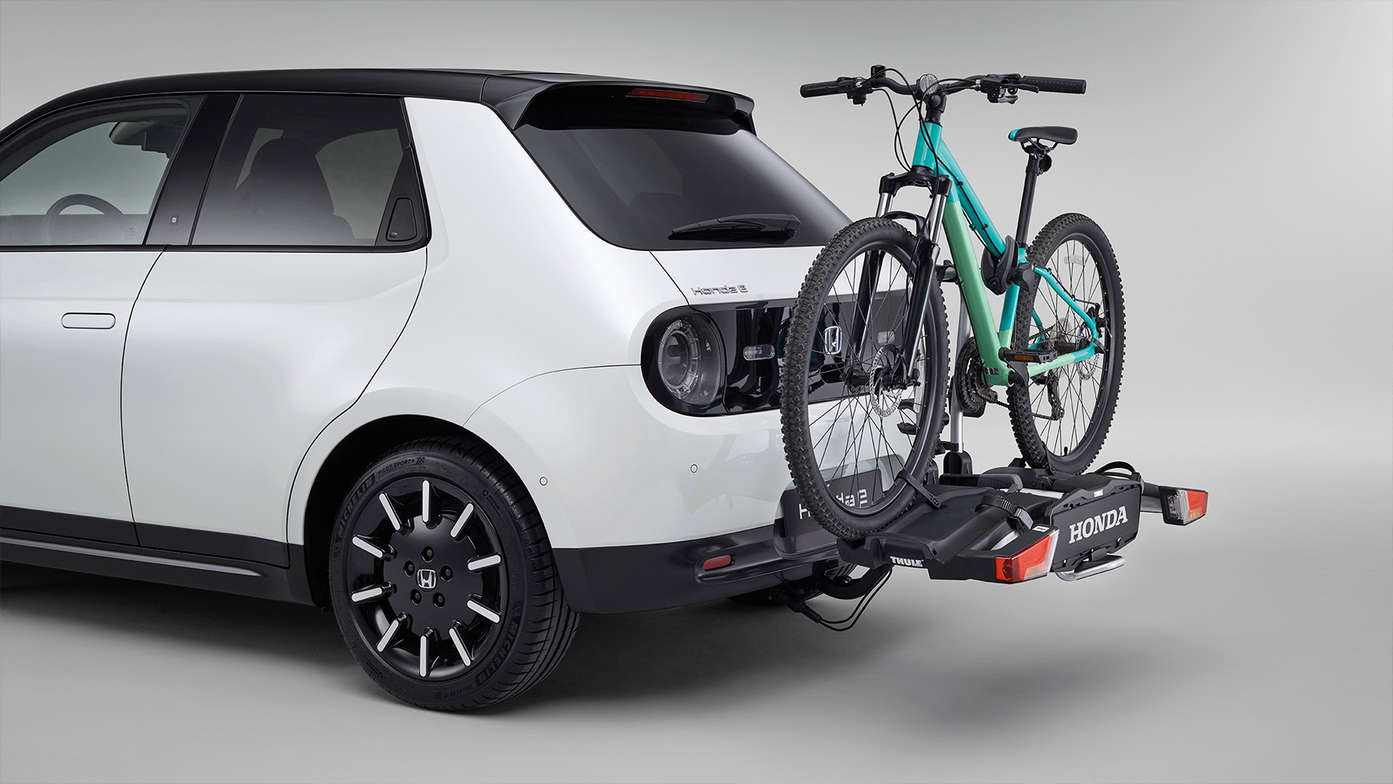 Honda e mit abnehmbarem Fahrradträger, Dreiviertelheckansicht