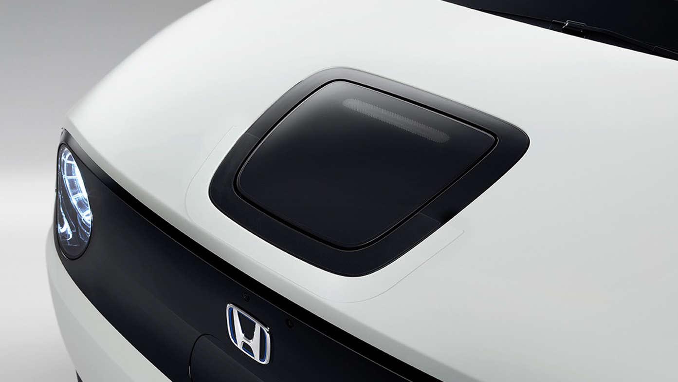 Schutzfolie für den Ladeanschluss des Honda e Power Chargers, Nahaufnahme.