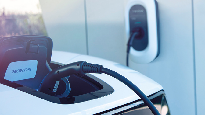 Honda Power Charger an einer Ladestation, Nahaufnahme.