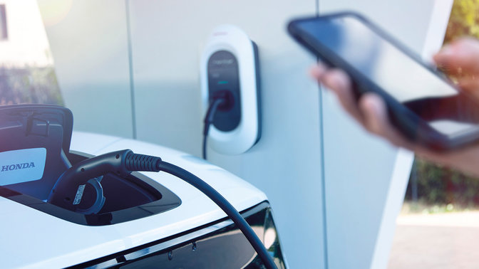 Modell zur Veranschaulichung der Honda+ App mit aktuellen Informationen zum Ladestand.