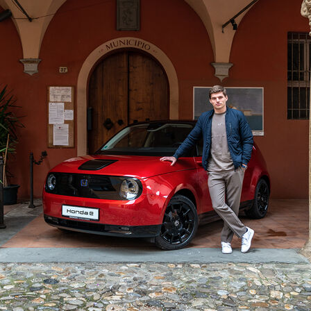 Max Verstappen fährt den Honda e durch die Straßen von Dozza.