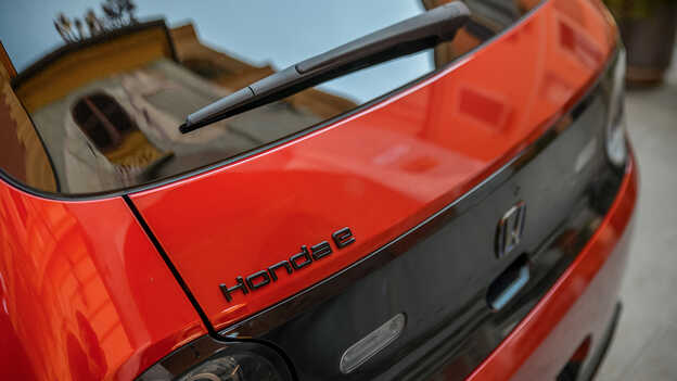 Exklusive schwarze Honda e Embleme.