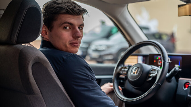 Nahaufnahme der Honda e Innenausstattung von der Beifahrerseite. 